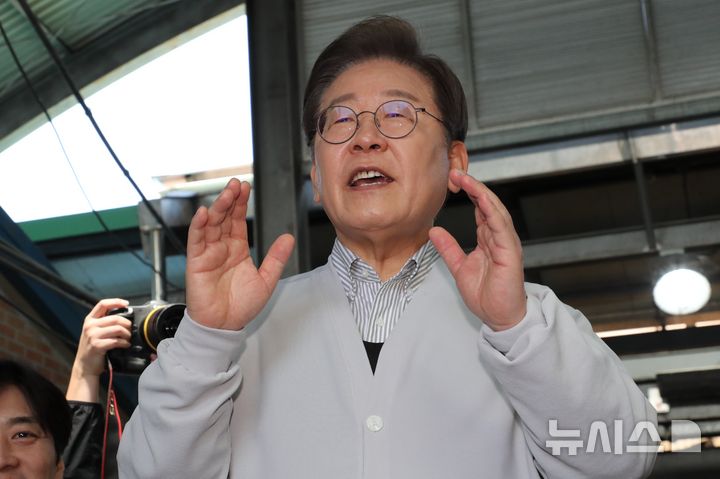 [서울=뉴시스] 조성봉 기자 = 민심을 청취하는 '경청 투어'에 나선 이재명 더불어민주당 대선후보가 7일 전북 임실군 임실전통시장에서 즉흥 연설을 하고 있다. (공동취재) .2025.05.07. photo@newsis.com