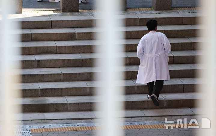 [서울=뉴시스] 황준선 기자 = 지난 7일 서울 시내 한 의과대학에서 의료진이 이동하는 모습. 2025.05.07. hwang@newsis.com