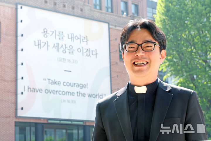 이영제 신부 "틀려도 좋아…청년들, 하고 싶은 것 다하라"[문화人터뷰]