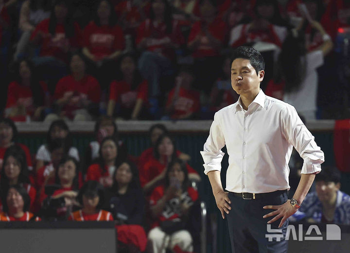 [서울=뉴시스] 김근수 기자 = 지난 7일 잠실학생체육관에서 열린 2024-2025 KBL 챔피언결정전 2차전 창원 LG 대 서울 SK 경기, SK 전희철 감독이 경기가 잘 안풀리자 아쉬워 하고 있다. 2025.05.07. ks@newsis.com