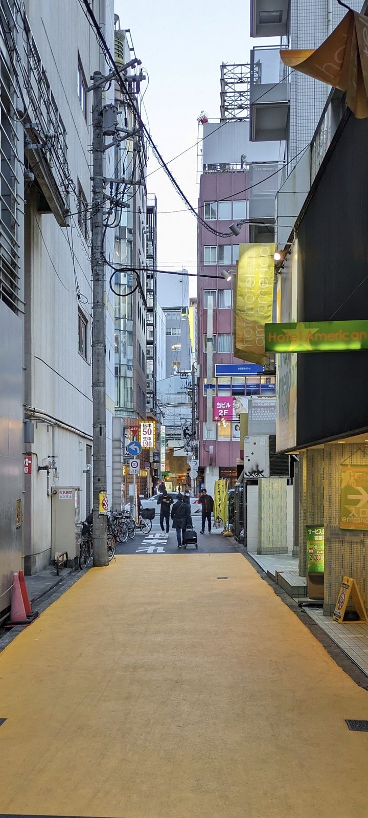 [서울=뉴시스] 악명 높던 일본 오사카의 홍등가 골목을 노란색으로 칠하자 성매매 수가 무려 90%나 줄어들었다. (사진=@rojiura_sanpo 엑스 캡처) 2025.05.08 *재판매 및 DB 금지