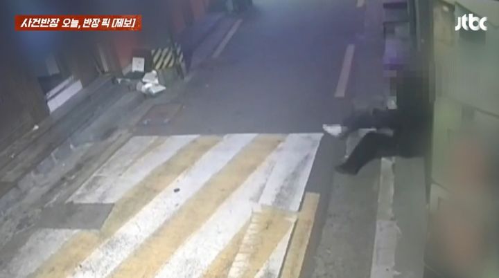 [서울=뉴시스] 서울 중랑구에서 여성을 끌어안다가 넘어져 유리가 깨지는 사건이 발생했다. (사진=JTBC 사건반장 갈무리) 2025.05.08 *재판매 및 DB 금지