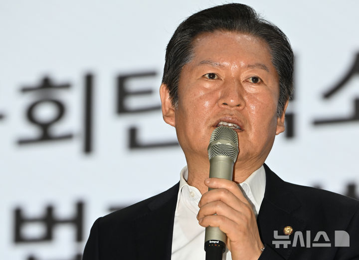 [광주=뉴시스] 박기웅 기자 = 더불어민주당 소속 정청래 국회 법제사법위원장이 8일 오후 광주 북구 용봉동 전남대학교 컨벤션홀에서 열린 5·18민중항쟁 45주년 초청 특강에서 강연을 하고 있다. 2025.05.08. pboxer@newsis.com