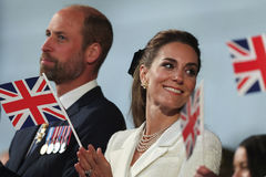 "군주제 위긴가" 질문에 침묵…윌리엄·케이트, 앤드루 체포 후 첫 공개행사