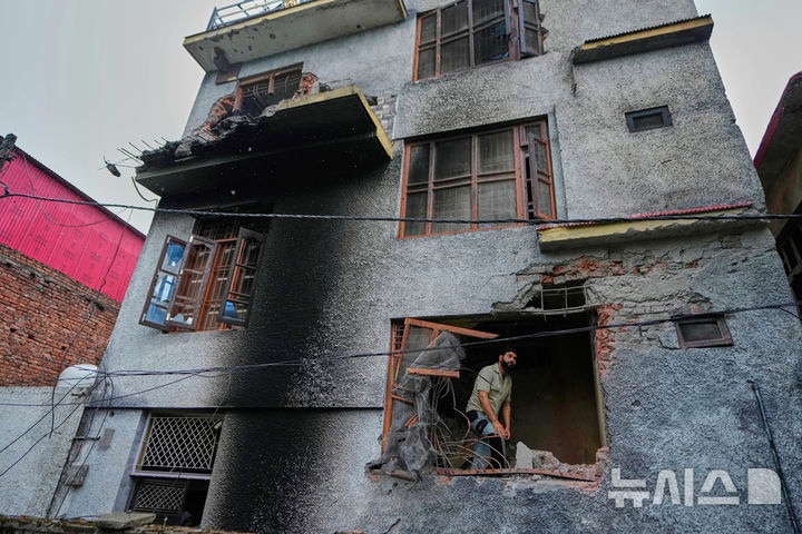 [푼치=AP/뉴시스] ﻿﻿인도와 파키스탄 간 무력 충돌이 격화하는 가운데 파키스탄이 인도를 상대로 본격적으로 군사작전을 개시한다고 선언했다. 사진은 지난 8일(현지 시간) 인도령 카슈미르의 실질통제선(LoC) 인근 푼치에서 한 주민이 파키스탄의 포격으로 파손된 집을 살펴보고 모습. 2025.05.10