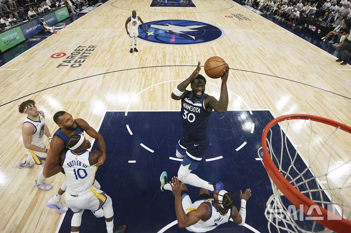 [미니애폴리스=AP/뉴시스] 미국프로농구(NBA) 미네소타 팀버울브스의 줄리어스 랜들. 2025. 5. 8.