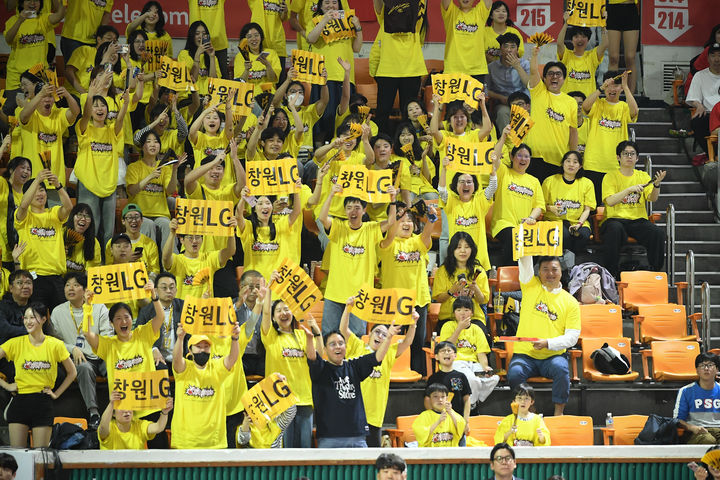 [서울=뉴시스] 프로농구 창원 LG 응원하는 관중들. (사진 = KBL 제공) *재판매 및 DB 금지