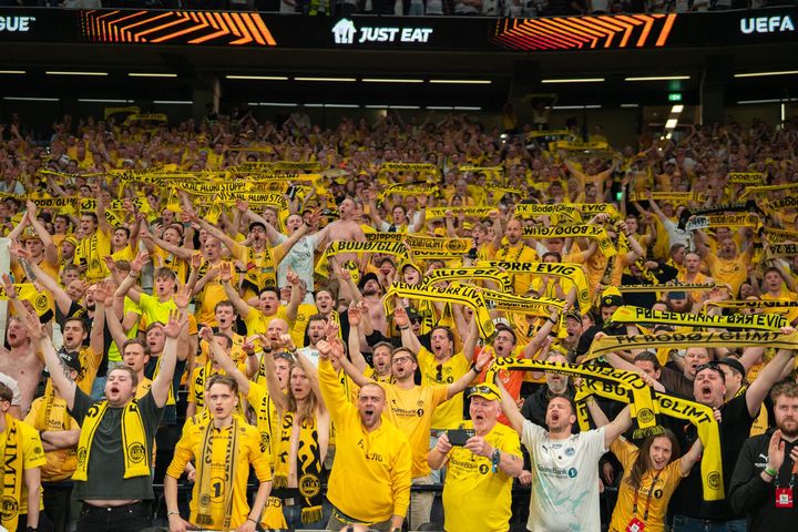 [서울=뉴시스] 반건조 생선 5㎏으로 유럽축구연맹(UEFA) 유로파리그(UEL) 준결승 티켓을 얻은 노르웨이 남성의 사연이 온라인상에서 화제를 모으고 있다. (사진=보되/글림트 엑스 캡처) 2025.05.09 *재판매 및 DB 금지