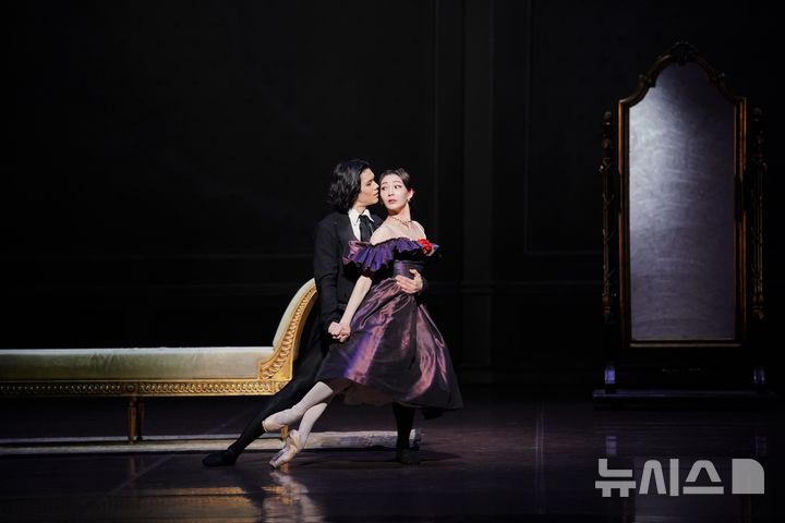 [서울=뉴시스]'카멜리아 레이디'에서 두 주인공 마르그리트(조연재)와 아르망(변성완)이 열연하고 있다. (사진=국립발레단 제공) 