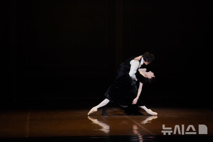 [서울=뉴시스]'카멜리아 레이디'에서 두 주인공 마르그리트(조연재)와 아르망(변성완)이 열연하고 있다. (사진=국립발레단 제공) 