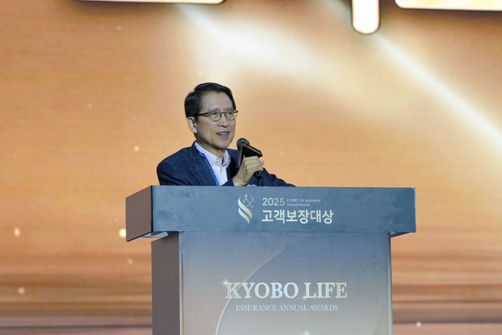 [서울=뉴시스] 신창재 교보생명 대표이사 겸 이사회 의장이 9일 인천 연수구 송도컨벤시아에서 열린 ‘2025 고객보장대상 시상식’에서 격려사를 통해 고객보장에 힘쓴 컨설턴트들에게 감사와 응원을 전하고 있다. (사진=교보생명 제공) 2025.05.09. photo@newsis.com *재판매 및 DB 금지