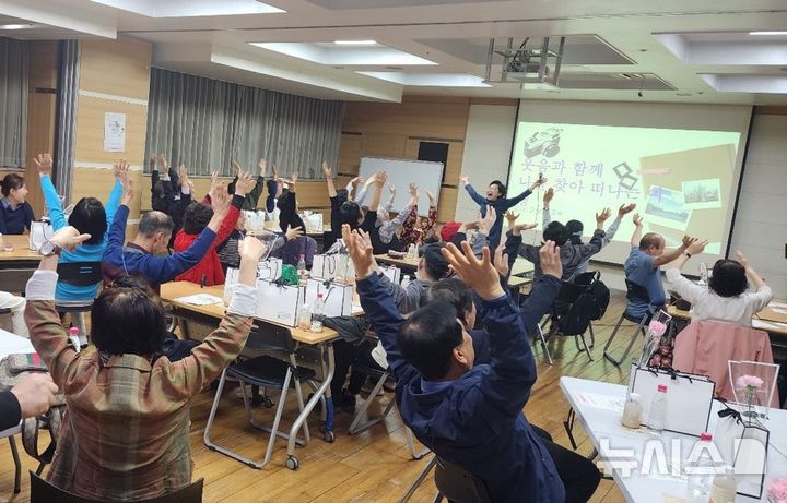 [서울=뉴시스]서초구 웃음치료.