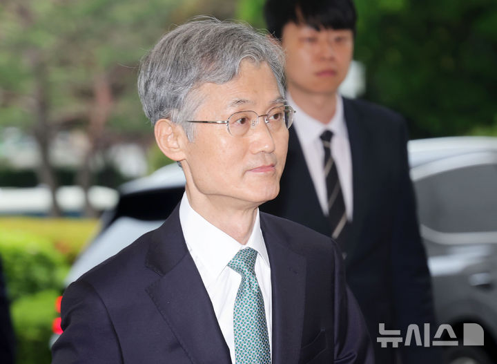 [서울=뉴시스] 홍효식 기자 = 더불어민주당이 이재명 대선 후보의 파기환송 판결 관련 조희대 대법원장에게 자진 사퇴를 공식 요구한 가운데 조 대법원장이 지난 9일 오전 서울 서초구 대법원으로 출근하고 있다. 2025.05.09. yesphoto@newsis.com