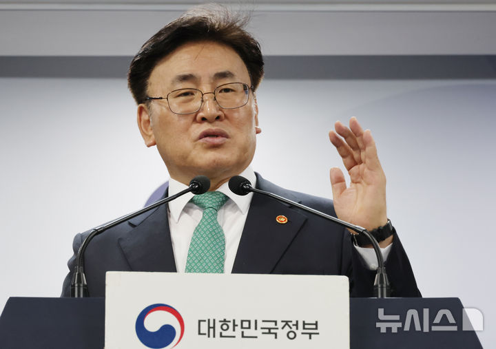 [서울=뉴시스] 김명원 기자 = 유상임 과학기술정보통신부 장관이 9일 오전 서울 종로구 정부서울청사에서 과기정통부 핵심과제 추진현황 브리핑을 하고 있다. 2025.05.09. kmx1105@newsis.com