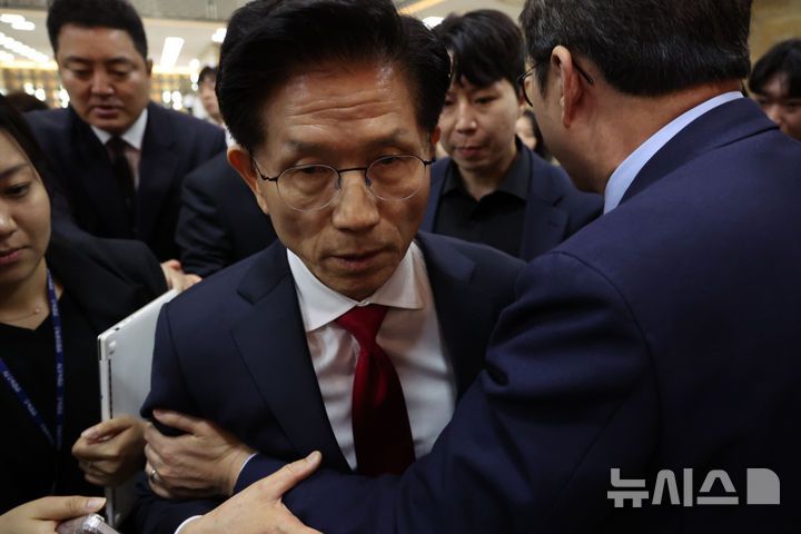 [서울=뉴시스] 권창회 기자 = 김문수 국민의힘 대선 후보가 9일 오전 서울 여의도 국회에서 열린 의원총회에서 권영세 비상대책위원장의 발언을 마치고 의총장을 나서고 있다. 2025.05.09. kch0523@newsis.com