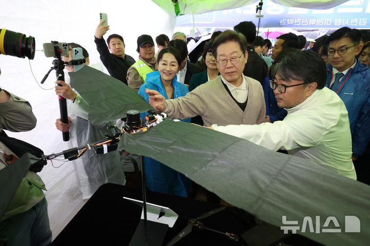 [김천=뉴시스] 조성우 기자 = 민심을 청취하는 '경청 투어'에 나선 이재명 더불어민주당 대선후보가 9일 제63회 경북도민체육대회가 열리는 경북 김천시 김천종합운동장 드론시뮬레이션 부스에서 드론을 살펴보고 있다. 2025.05.09. xconfind@newsis.com