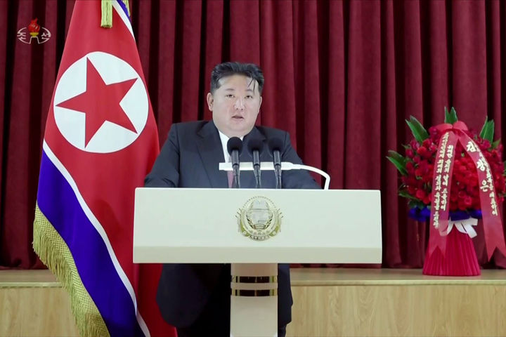 [서울=뉴시스] 김정은 북한 국무위원장이 러시아 전승절 80주년을 맞아 9일 평양 러시아 대사관을 방문해 축하연설을 했다고 조선중앙TV가 보도하고 있다. (사진=조선중앙TV 캡처) 2025.05.09. photo@newsis.com *재판매 및 DB 금지