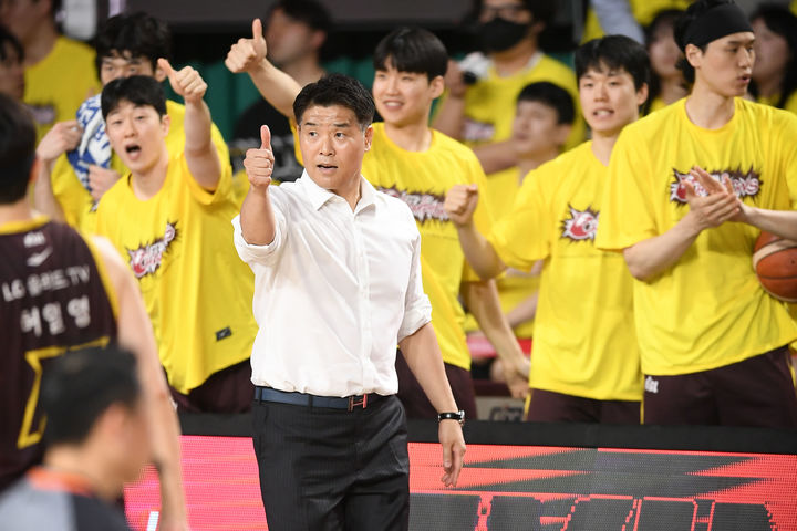 [서울=뉴시스] 최동준 기자 = 지난 9일 창원체육관에서 열린 2024-2025 KCC 프로농구 챔피언결정전 3차전 서울 SK 나이츠와 창원 LG의 경기에서 LG 조상현 감독이 기뻐하고 있다. LG는 80-63으로 승리했다. (사진=KBL 제공) 2025.05.09. photo@newsis.com *재판매 및 DB 금지