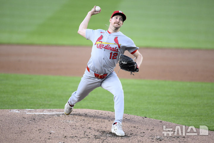 [워싱턴=AP/뉴시스] 미국 메이저리그(MLB) 세인트루이스 카디널스의 선발 투수 에릭 페디가 10일(한국 시간) 미국 워싱턴 DC 내셔널스파크에서 열린 워싱턴 내셔널스와의 2025 MLB 경기에 선발 등판해 공을 던지고 있다. 2025.05.10.