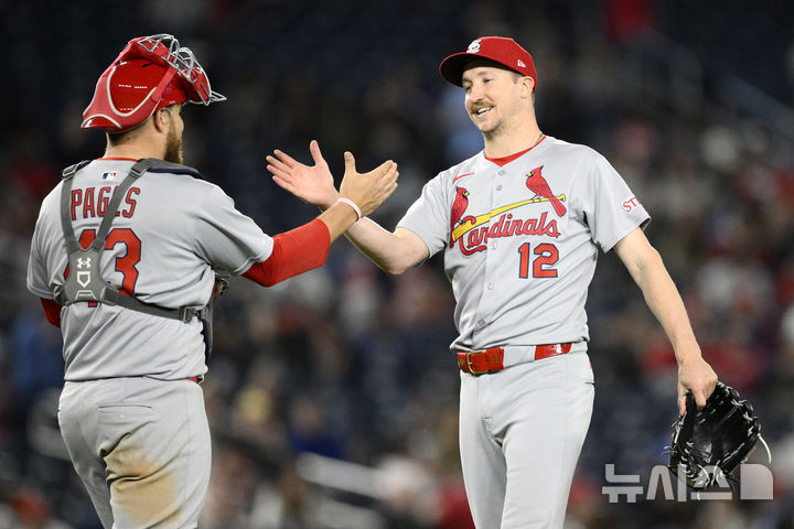 [워싱턴=AP/뉴시스] 미국 메이저리그(MLB) 세인트루이스 카디널스의 선발 투수 에릭 페디(오른쪽)가 10일(한국 시간) 미국 워싱턴 DC 내셔널스파크에서 열린 워싱턴 내셔널스와의 2025 MLB 경기에 선발 등판해 완봉승을 거둔 후 포수 페드로 파헤스(왼쪽)와 자축하고 있다. 2025.05.10.