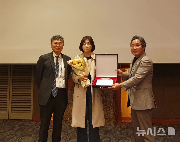 [서울=뉴시스] 왼쪽부터 안용민 대한신경정신의학회 이사장, 뉴시스 백영미 기자, 한국의학바이오기자협회 김길원 회장. (사진= 한국의학바이오기자협회 제공) photo@newsis.com. 2025.04.17. 