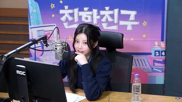 [서울=뉴시스] 걸그룹 '아일릿' 원희는 9일 MBC 라디오 유튜브 채널 '므흐즈'에서 생중계된 '친한친구 방송반' DJ로 나섰다. (사진= MBC 라디오 공식 유튜브 채널 ‘므흐즈’ 캡처) 2025.05.10 photo@newsis.com *재판매 및 DB 금지