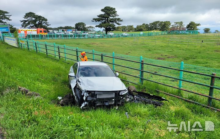 [제주=뉴시스] 10일 오전 제주시 용강동 516도로 제주마 방목지 앞 도로에서 승용차 2대가 충돌하는 사고가 발생해 현장에 출동한 119소방대원이 안전조치를 하고 있다. (사진=제주도소방안전본부 제공) 2025.05.10. photo@newsis.com *재판매 및 DB 금지