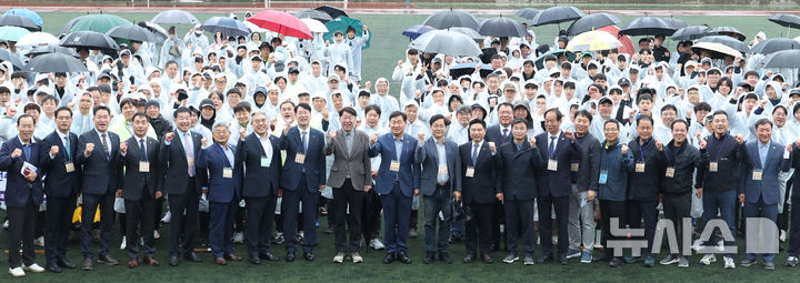 [전주=뉴시스] '2025년 전북특별자치도 건축인 한마음 체육대회'가 10일 전주비전대학교 운동장에서 개최된 가운데 김관영 전북지사 등이 참석해 축하하고 있다. 2025.05.10 (사진= 전북자치도 제공) *재판매 및 DB 금지