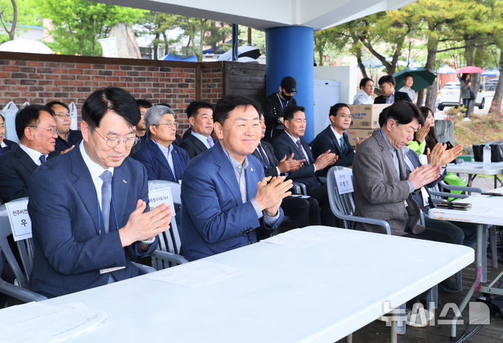 [전주=뉴시스] '2025년 전북특별자치도 건축인 한마음 체육대회'가 10일 전주비전대학교 운동장에서 개최된 가운데 참가자들이 기념촬영을 하고 있다. 2025.05.10 (사진= 전북자치도 제공) *재판매 및 DB 금지