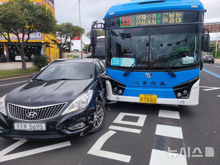 [제주=뉴시스] 10일 오후 1시50분께 제주시 오라3동 오라오거리에서 양문형 시내버스와 그랜저 승용차가 충돌하는 사고가 발생했다. (사진=제주도소방안전본부 제공) 2025.05.10. photo@newsis.com *재판매 및 DB 금지