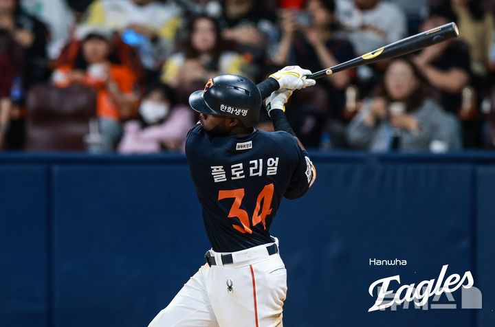 [서울=뉴시스] 프로야구 한화 이글스 에스테반 플로리얼이 10일 서울 고척스카이돔에서 열린 2025 신한 쏠뱅크 KBO리그 키움 히어로즈와의 경기에서 안타를 치고 있다. (사진=한화 이글스 제공) 2025.05.10.