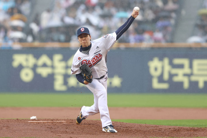 [서울=뉴시스] 프로야구 두산 베어스 최승용이 10일 서울 잠실구장에서 열린 2025 신한 쏠뱅크 KBO리그 NC 다이노스와의 경기에 선발 등판해 공을 던지고 있다. (사진=두산 베어스 제공) 2025.05.10. *재판매 및 DB 금지