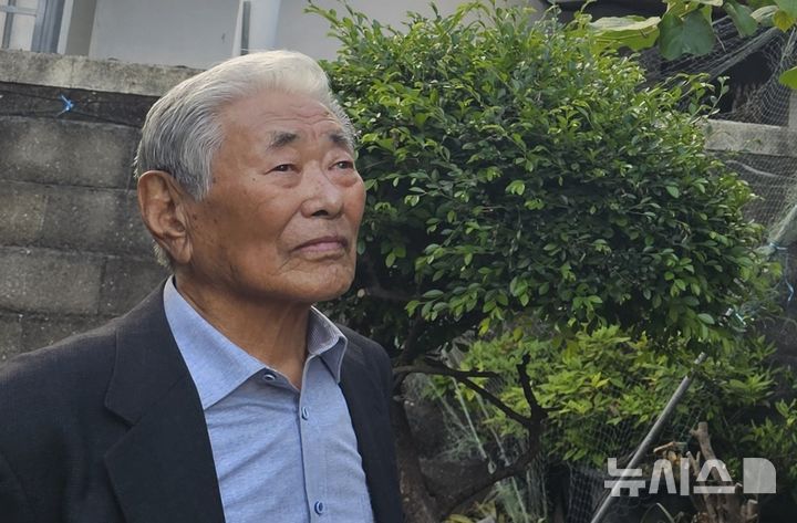 [제주=뉴시스] 임재영 기자 = 허인옥 제주도 명예교수는 지난 2일 오후 제주시 용담1동 자택에서 제주에 차나무를 심어 다원을 조성한 과정을 알려주고 있다. 2025.05.11. ijy788@newsis.com