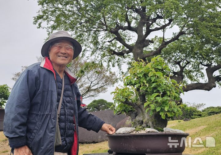 [제주=뉴시스] 임재영 기자= 성범영 생각하는 정원 원장은 5일 자신이 손수 일군 분재정원에서 밝은 미소를 보이며 분재에 담긴 철학을 이야기하고 있다. 2025.05.11. ijy788@newsis.com
