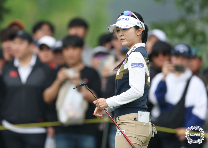 [서울=뉴시스] 최진석 기자 = 이예원이 11일 경기 용인 수원CC에서 열린 'NH투자증권 레이디스 챔피언십' 최종라운드 9번홀에서 퍼팅 후 공을 보고 있다. (사진=KLPGA 제공) 2025.05.11. photo@newsis.com *재판매 및 DB 금지