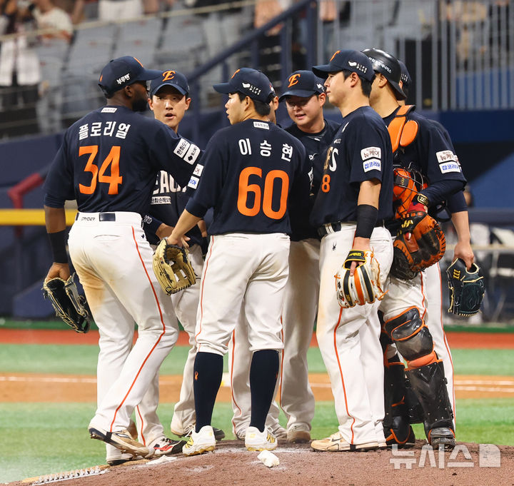 [서울=뉴시스] 박주성 기자 = 11일 오후 서울 구로구 고척스카이돔에서 열린 프로야구 2025 KBO리그 한화 이글스 대 키움 히어로즈의 경기, 한화가 8대0으로 키움 히어로즈에게 승리 후 선수들이 기쁨을 나누고 있다. 2025.05.11. park7691@newsis.com