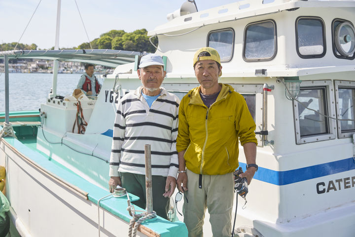 [오사카=뉴시스] 11일 오전 다츠노 무로츠항에 정박한 조선통신사선의 현지 뱃길을 안내한 카타가와 키요노부(片川清伸)와 하라 코지(原康司) 세토내해전통항해협회장(오른쪽) (사진=국가유산청 제공) 2025.05.11. photo@newsis.com *재판매 및 DB 금지