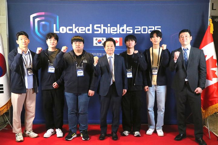 안랩 강석균 대표(사진 중앙)과 '락드 쉴드'에 참가한 안랩 작원들이 기념사진을 촬영하고 있다.(사진=안랩 제공) *재판매 및 DB 금지