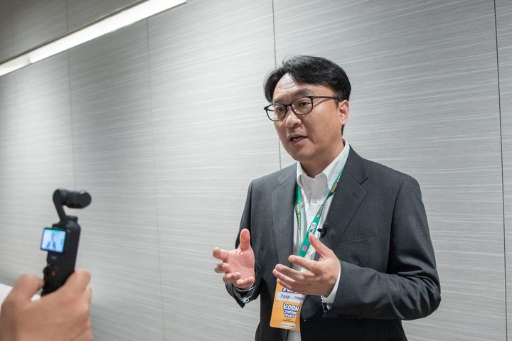 박찬욱 CJ ENM 컨벤션사업부장이 11일 일본 지바현 마쿠하리 멧세에서 열린 '케이콘 재팬 2025(KVON JAPAN 2025)'에서 취재진과 인터뷰하고 있다. (사진=문화체육관광부 제공) *재판매 및 DB 금지