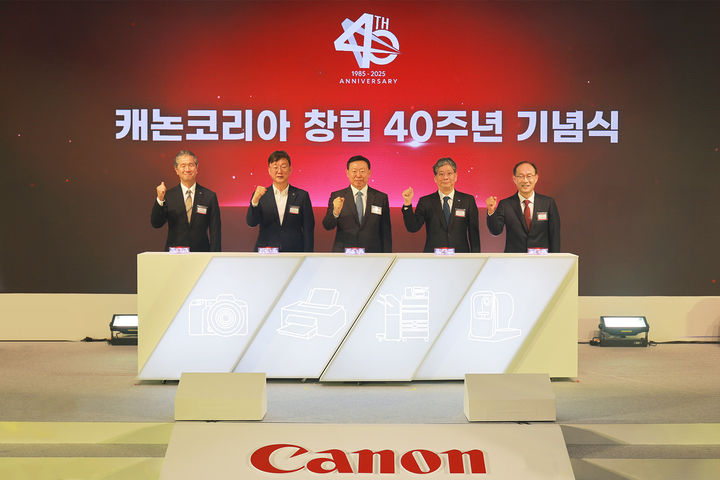 [서울=뉴시스]캐논코리아가 창립 40주년을 맞아 지난 9일 경기 캐논코리아 안산사업소에서 창립 40주년 기념식을 개최했다. (왼쪽부터) 키요미 테츠지 캐논 이미징 사업본부 부본부장, 이민근 안산시장, 신동빈 롯데 회장, 코시미즈 요시유키 캐논 디지털프린팅 사업본부 소장, 박정우 캐논코리아 대표이사가 기념사진을 찍고 있다. (사진 = 캐논코리아) 2025.05.12. photo@newsis.com  *재판매 및 DB 금지