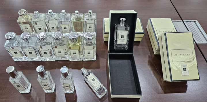 [서울=뉴시스] 사진은 A씨가 중국산 저가 화장품을 국내에 유명 화장품으로 둔갑해 유통 시킨 화장품. 2025.05.12. (사진=인천공항본부세관 제공) photo@newsis.com *재판매 및 DB 금지