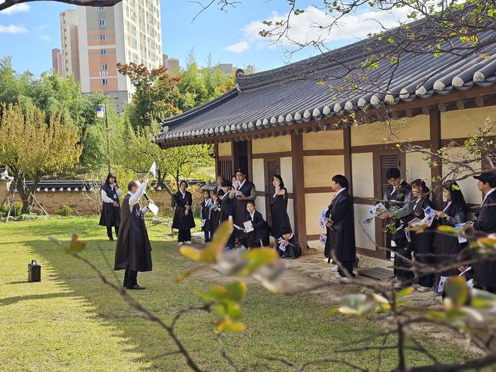 [울산=뉴시스] 박수지 기자 = 울산시 북구는 오는 11월까지 고헌 박상진 의사의 생가와 주변 문화자원을 연계해 인물을 삶을 들여다 보는 역사문화체험 프로그램 '꿈꾸는 고헌고택'을 운영한다. 사진은 프로그램 진행 모습. (사진=북구 제공) 2025.05.12. photo@newsis.com *재판매 및 DB 금지