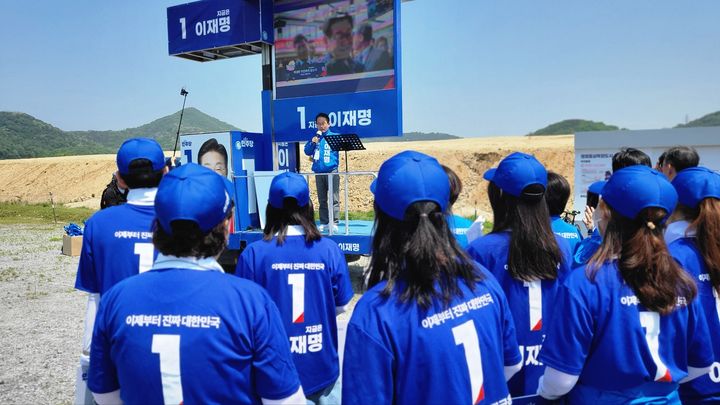 [세종=뉴시스] 송승화 기자 = 12일 세종시 세종동, 국회 세종의사당 예정지에서 강준현 국회의원이 설명을 하고 있다. 2025.05.12. ssong1007@newsis.com. *재판매 및 DB 금지