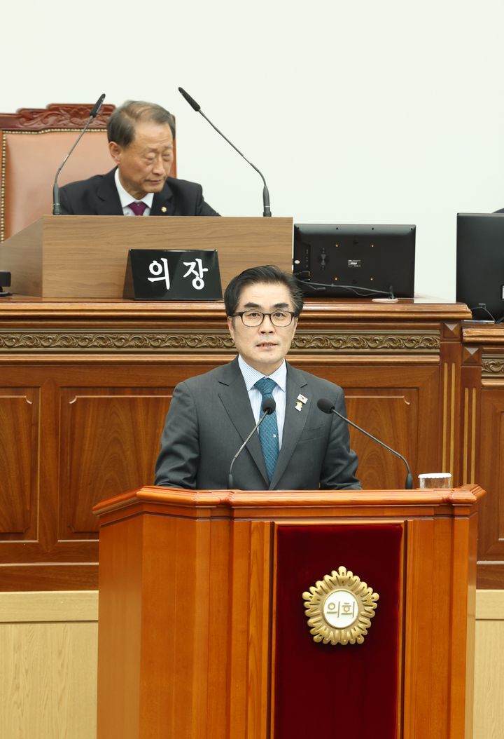 [창원=뉴시스] 강경국 기자 = 서명일 경남 창원시의원이 12일 열린 제143회 임시회 제1차 본회의에서 공공시설물 안전관리 대전환을 주제로 5분 발언을 하고 있다. (사진=창원시의회 제공). 2025.05.12. photo@newsis.com *재판매 및 DB 금지