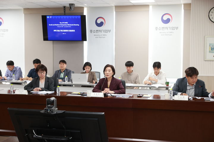 [서울=뉴시스]오영주 중소벤처기업부 장관이 12일 세종 중소벤처기업부 청사에서 열린 ‘APEC 중소기업장관회의 점검회의’에서 모두발언을 하고 있다.(사진=중소벤처기업부 제공) 2025.05.12. photo@newsis.com  *재판매 및 DB 금지