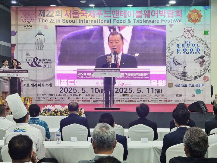홍문표 한국농수산식품유통공사(aT) 사장은 지난 10일 서울 양재동 aT 센터에서 열린 '제22회 서울국제푸드앤테이블웨어박람회 & 월드푸드올림픽'을 찾아 축하의 뜻을 전했다고 12일 밝혔다. (사진 = aT 제공) 2025.05.12. *재판매 및 DB 금지