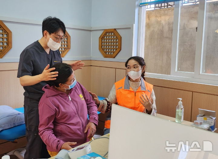 [서울=뉴시스]한의사가 해외 현지에서 환자를 진료하는 모습. (사진= 한국한의약진흥원 제공) 2025.05.12. photo@newsis.com. 