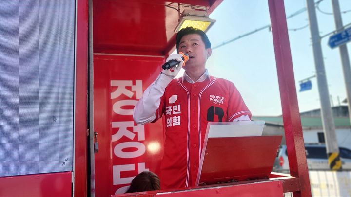 [세종=뉴시스] 송승화 기자 = 12일 세종시 조치원읍 신흥 사거리에서 열린 선거 운동에서 이준배 국민의힘 세종시당 위원장이 한표를 호소하고 있다. 2025.05.12. ssong1007@newsis.com. *재판매 및 DB 금지