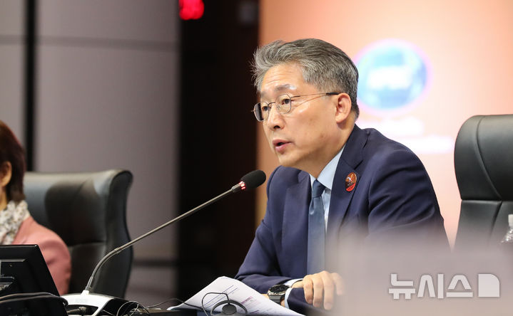 [서귀포=뉴시스] 우장호 기자 = 김민석(고용노동부 장관 직무대리) 아시아태평양경제협력체(APEC) 고용노동장관회의 의장이 12일 오전 서귀포시 제주국제컨벤션센터에서 열린 아시아태평양경제협력체(APEC) 고용노동 장관회의에서 개회사를 하고 있다. 2025.05.12. woo1223@newsis.com