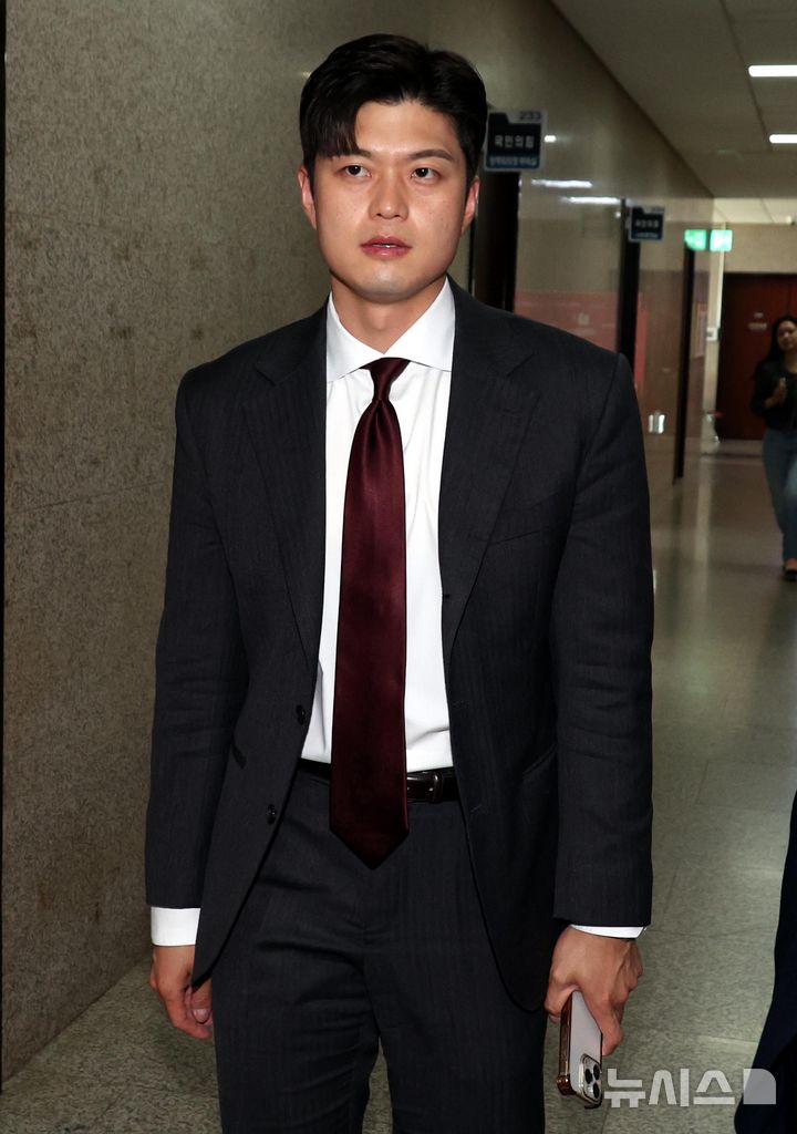 [서울=뉴시스] 조성봉 기자 = 국민의힘 비상대책위원장으로 내정된 김용태 의원이 12일 오전 서울 여의도 국회에서 이동하고 있다. 2025.05.12. suncho21@newsis.com